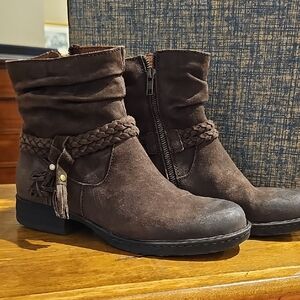 BORN Women's Brown Distressed Ankle Boots (Size 7.5 / 38.5)